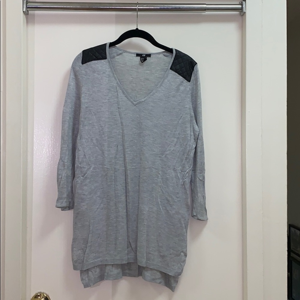 Grey v neck quarter sleeve top